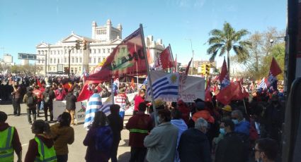 Tercer paro general a Lacalle Pou: los sindicatos de Uruguay marchan por trabajo y mejores salarios