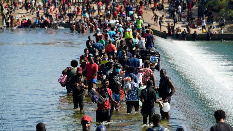 Grave crisis migratoria: unos 13 mil migrantes cruzaron a Estados Unidos y esperan bajo un puente
