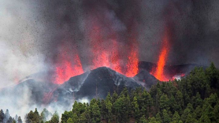 Impresionante: un volcán hizo erupción en la isla canaria de La Palma, en España