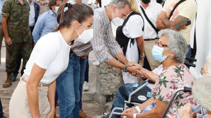 Reyes de España visitan las zonas afectadas por el volcán Cumbre Vieja en La Palma