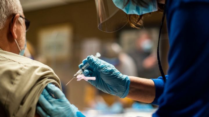 Estados Unidos aprueba las vacunas de refuerzo de Pfizer para personas mayores en alto riesgo