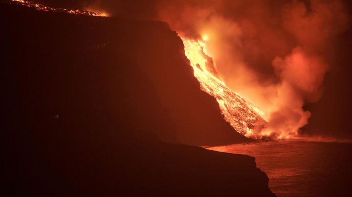 La lava del volcán de La Palma comenzó a “ganar terreno” al mar y formar una nueva plataforma