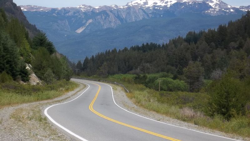 Vandalizaron un micro que llevaba turistas en Bariloche: qué mensaje dejaron los sospechosos