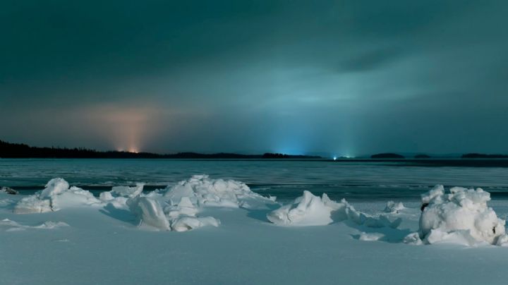 Encuentran nieve que brilla en el Ártico con una luz azul: las increíbles fotos