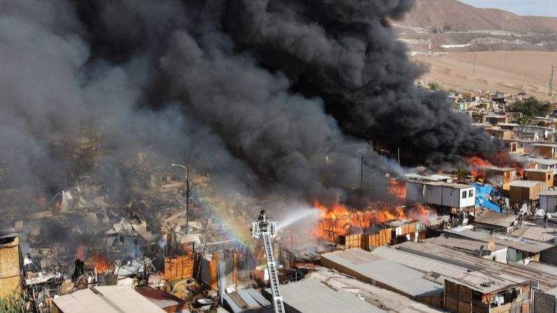 Un gran incendio en Chile destruyó 100 viviendas en un barrio humilde