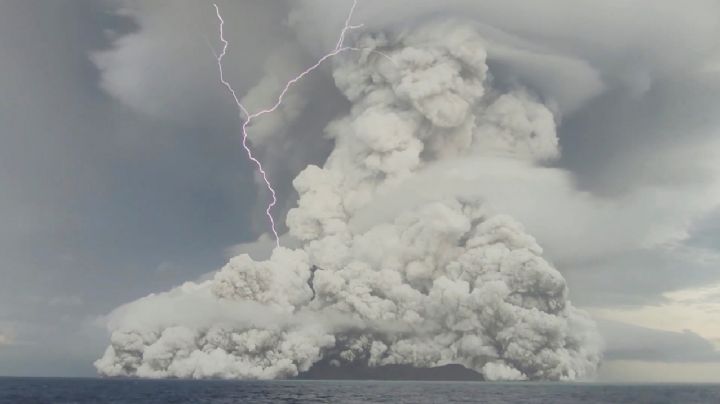 Cómo es el volcán submarino que provocó un tsunami y dejó incomunicada a Tonga