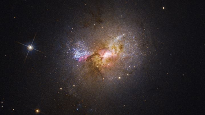 El telescopio Hubble detectó un agujero negro que “da a luz” estrellas en lugar de tragárselas