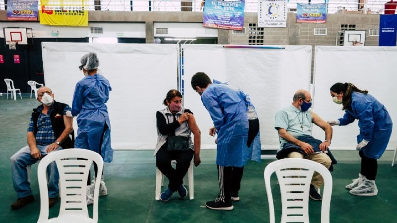 La vacunación contra el coronavirus en Neuquén sigue hoy en cinco localidades