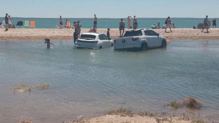 Las Grutas: por la marea, decenas de autos quedaron bajo el agua