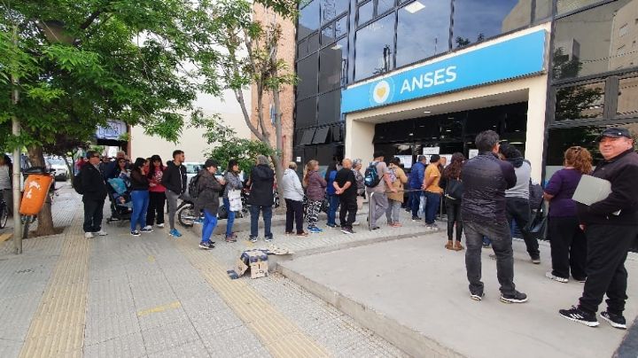 Comenzó la inscripción presencial para recibir el bono de 45.000 pesos: largas colas en ANSES