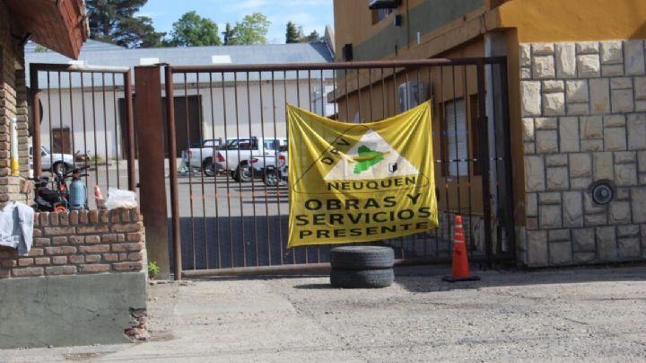 Trabajadores de “Obras y Servicios” de Zapala reclamaron a las puertas de Vialidad Provincial