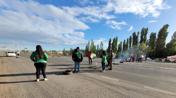 Trabajadores del hospital de Centenario y municipales de Senillosa levantaron los cortes de ruta