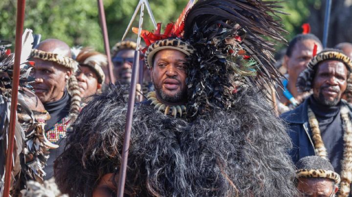 Miles de personas se congregaron en Sudáfrica para la coronación del nuevo rey Zulu