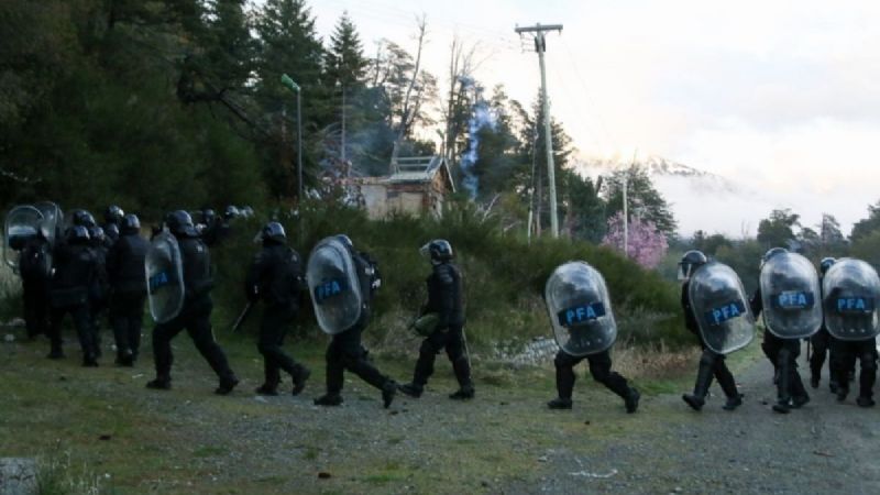 Desalojo en Villa Mascardi: hay 8 detenidos y al menos 12 menores a resguardo de la SENAF