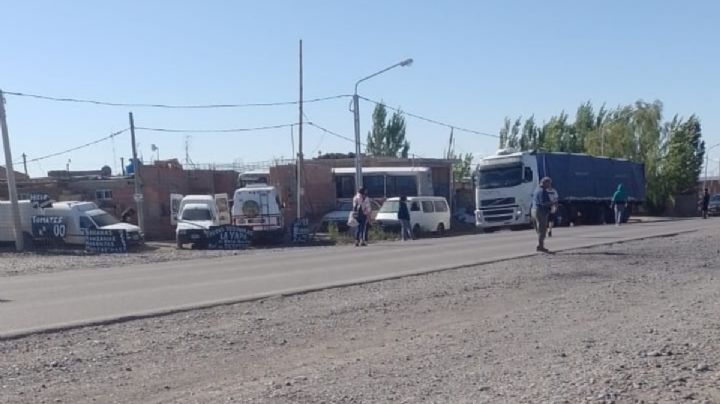 Vecinos de Ruca Antú cortan la ruta 7 por “amenazas de funcionarios del IPVU”