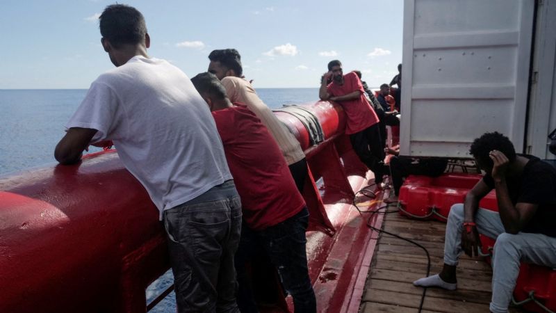Un barco con 230 refugiados llega a Francia luego de que Italia les cerrara la frontera