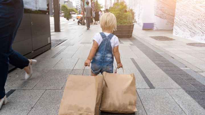 Por qué a algunos niños pequeños les gusta cargar cosas pesadas