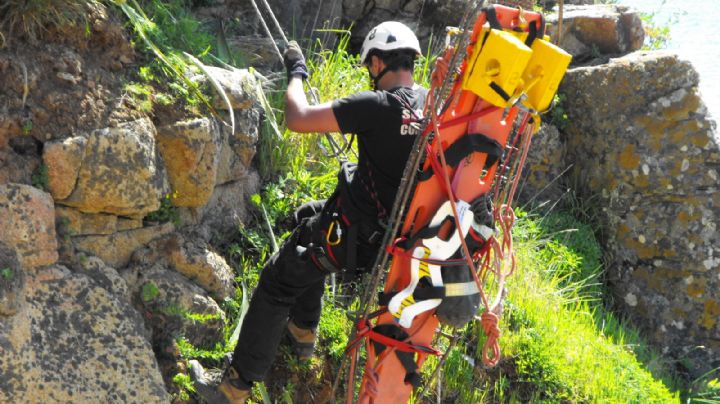 Bomberos Voluntarios de Villa La Angostura se capacitaron en rescates de forma vertical
