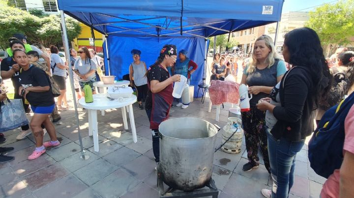 Libres del Sur instaló “un gran comedor popular” frente a Casa de Gobierno