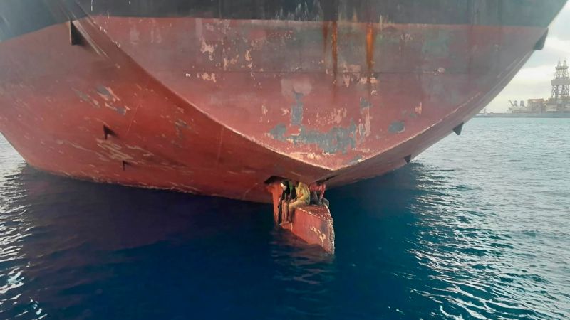Guardacostas españoles encontraron a tres inmigrantes que viajaron en el timón de un barco