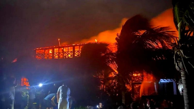 El momento donde se incendian dos hoteles en Cancún