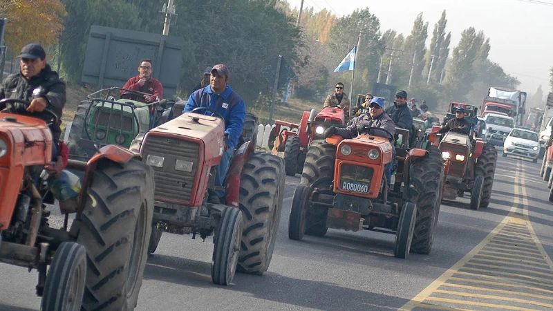 Los productores vuelven a subir a las rutas con sus tractores para reclamar acompañamiento oficial