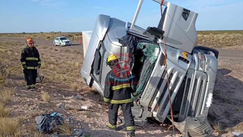 Un camión que viajaba desde Paraguay volcó en la ruta 6 cerca de Roca