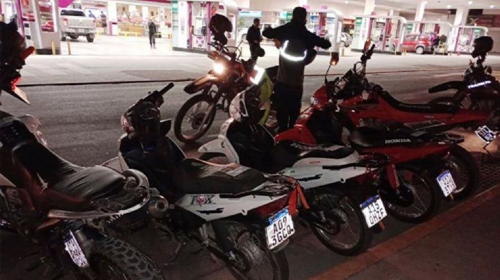 Motoqueros irrumpieron en plena Avenida Argentina con picadas
