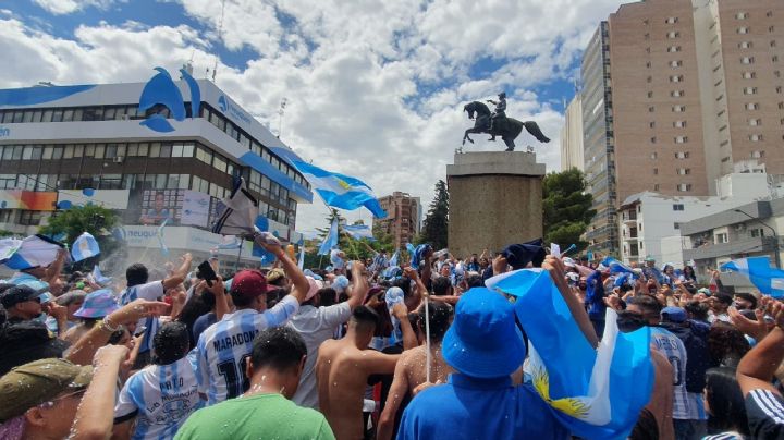¡Argentina Campeón! El monumento de Neuquén estalló de felicidad