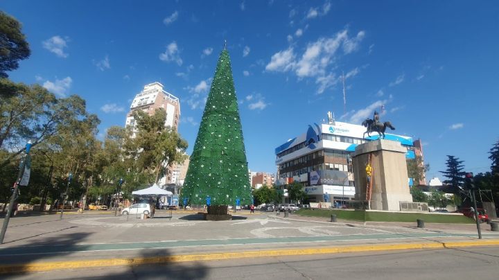 Se instaló el arbolito de Navidad en el centro de la ciudad de Neuquén