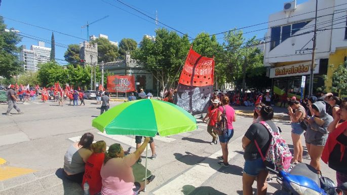 Acampe frente a Casa de Gobierno: exigen el pago de programas nacionales y provinciales más bono