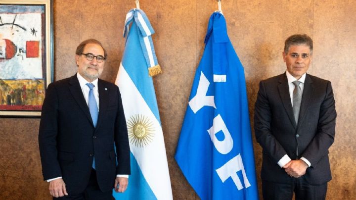 El presidente de YPF se reunió con el embajador argentino en Estados Unidos