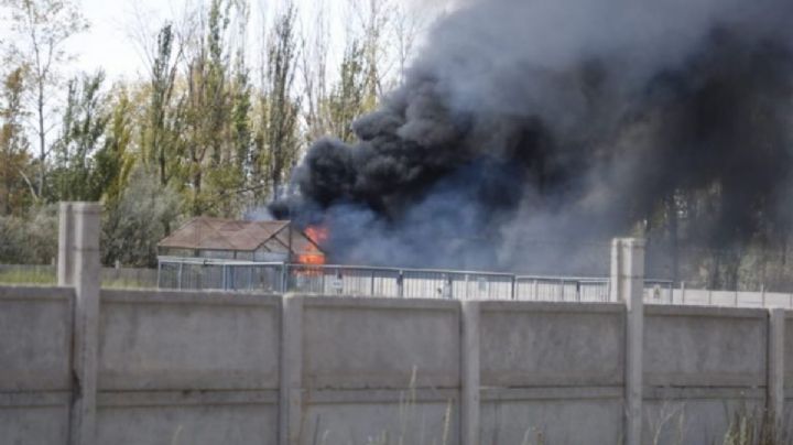 Un incendio desató grandes columnas de humo en Neuquén Capital: podría haber sido intencional