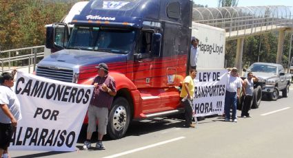 Camioneros toman más rutas en Chile: el ministro del Interior viaja al norte para abordar la crisis