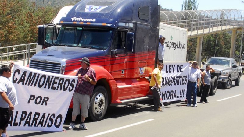Camioneros toman más rutas en Chile: el ministro del Interior viaja al norte para abordar la crisis