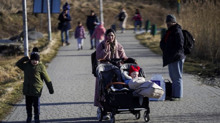 Pánico en Ucrania: cientos de personas cruzan las fronteras en busca de refugio