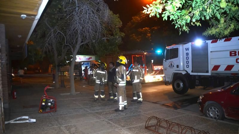 Evacuaron un edificio en pleno centro de Cipolletti, por un incendio