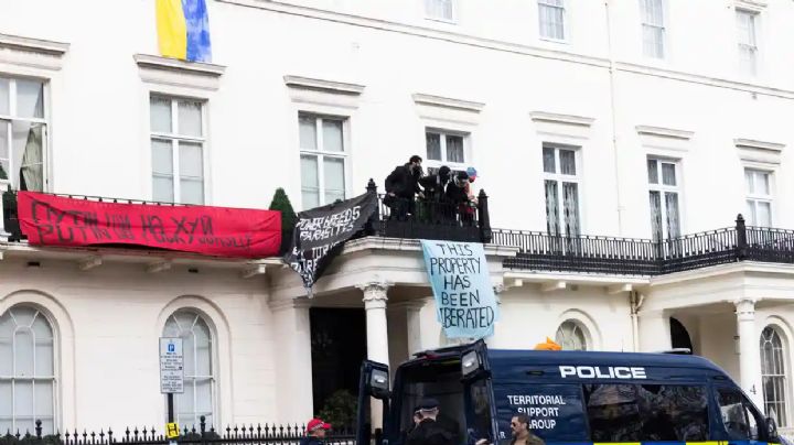 Manifestantes ocuparon en Londres una mansión de un magnate ruso y colgaron consignas por Ucrania