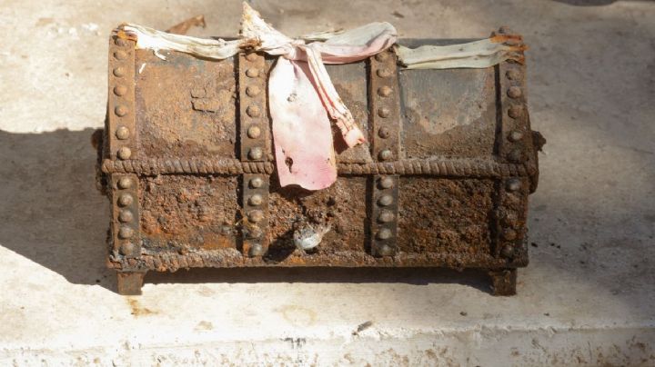 Encontraron un cofre enterrado en Centenario: cuándo se lo abrirá