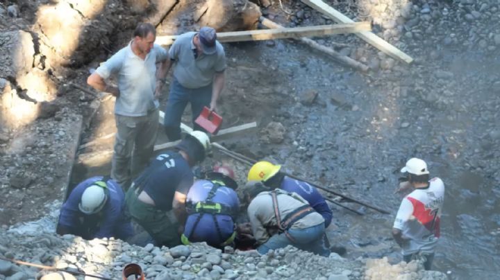 Derrumbe de una obra en una planta cloacal en Centenario, un obrero resultó herido