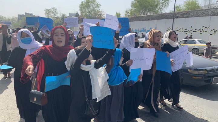 “Abran las escuelas”: las mujeres se movilizan en Afganistán por la traición de los talibanes