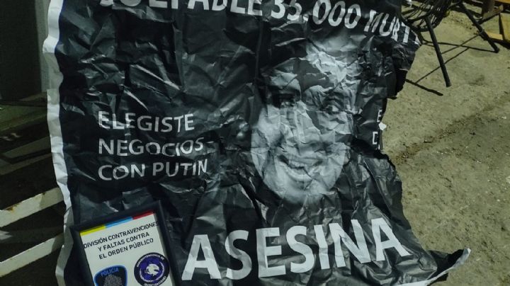 Identificaron a los responsables de la pegatina contra Cristina Fernández