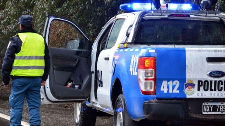 La Policía encontró autos robados en un estacionamiento clandestino, al oeste de Neuquén