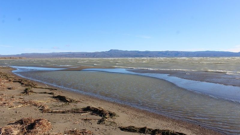 Tragedia en un lago de Chubut: una joven murió y su hermano de 4 años no aparece