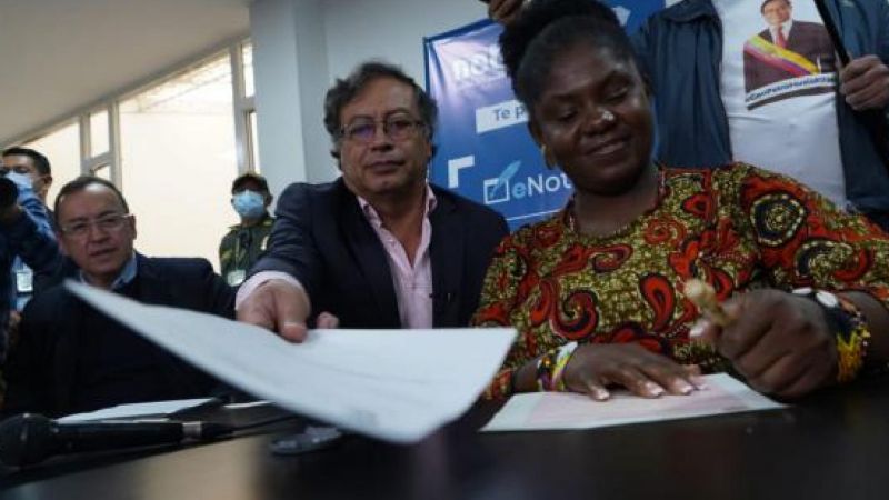 El candidato de izquierda en Colombia asegura que no expropiará bienes y lo firma ante un escribano