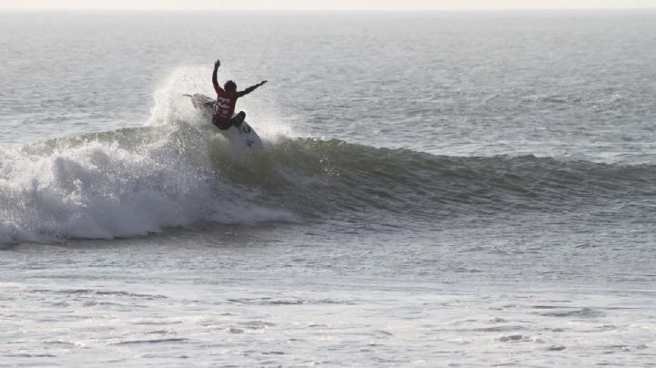 El surf es deporte y terapia para los niños desfavorecidos de un pueblo de Perú