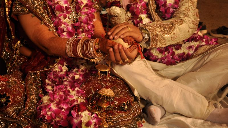 Insólito caso en India: un matrimonio denunció a su hijo por no “darles un nieto” después de casarse