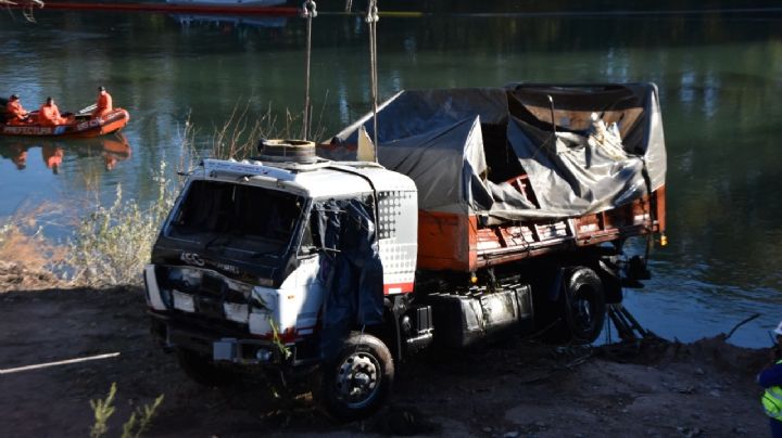 Sacaron el camión que estaba en el lecho del río Neuquén
