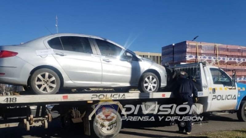 La Policía de Neuquén secuestró un auto y detuvo a dos personas