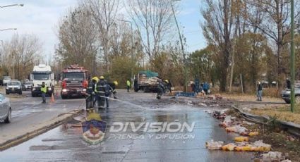 Camión que transportaba cerveza y jugos perdió su carga en Centenario
